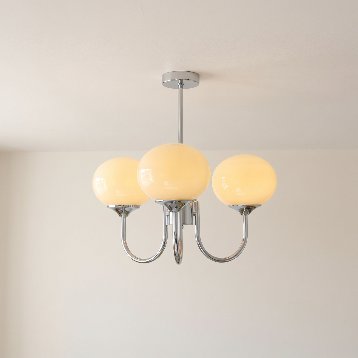 Margaux 3-light chandelier, chrome and cream