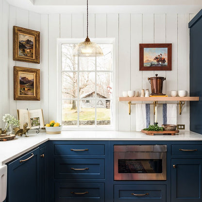 Eleonora ribbed glass pendant light – in a kitchen with blue cabinets