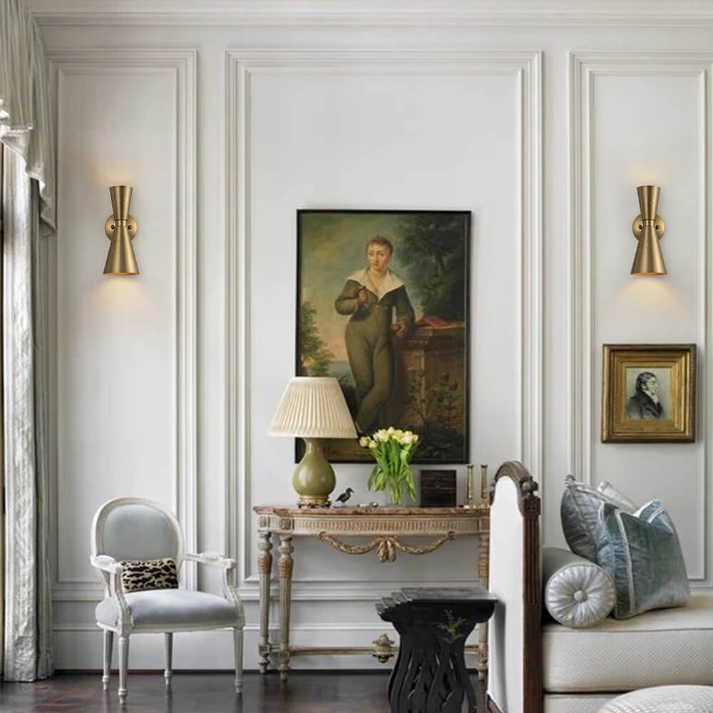 Stellan hourglass wall light – in nickel in a hallway